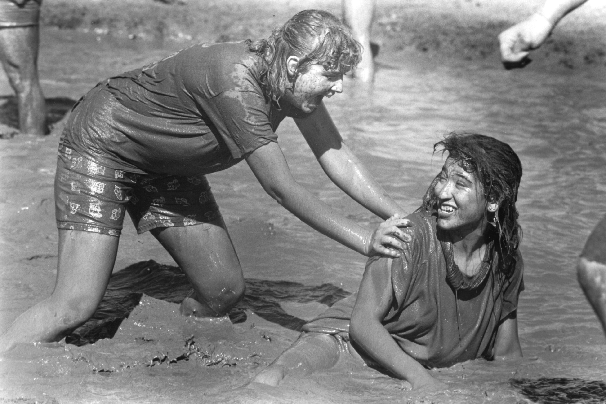 Students enjoy mud volleyball during the 1987 Spring Fling. [College Archives]